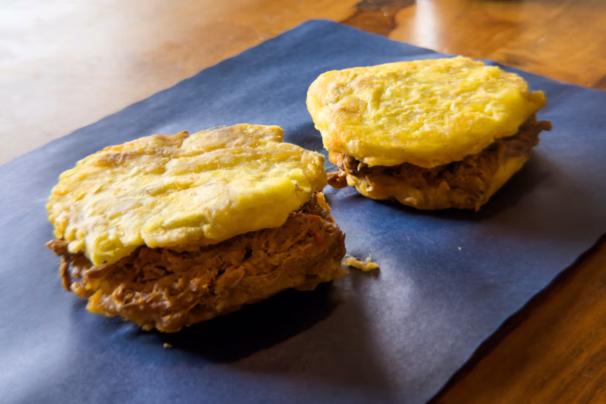 Montuno, Ropa vieja sandwich with tostones